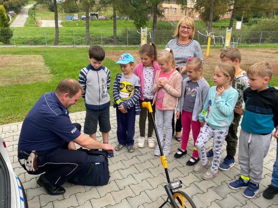 Spotkanie pierwszoklasistów z policjantem