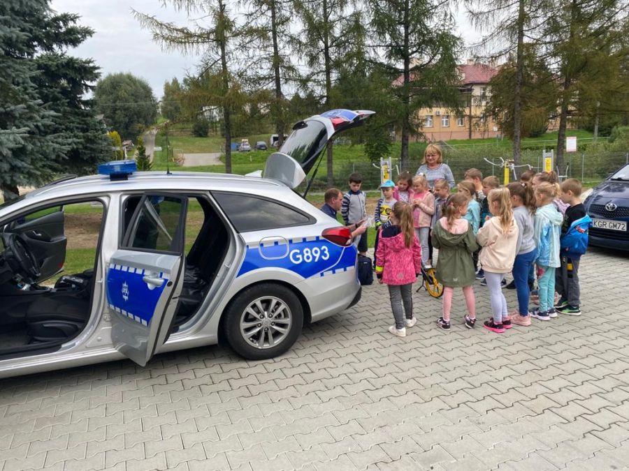 Spotkanie pierwszoklasistów z policjantem