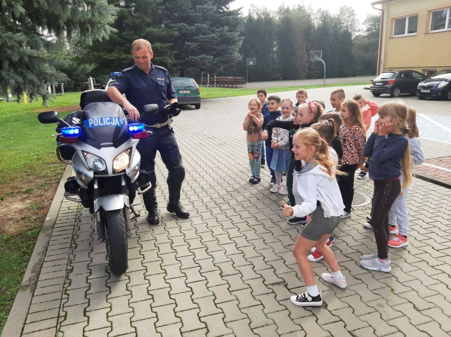 Spotkanie uczniów klasy pierwszej z policjantem