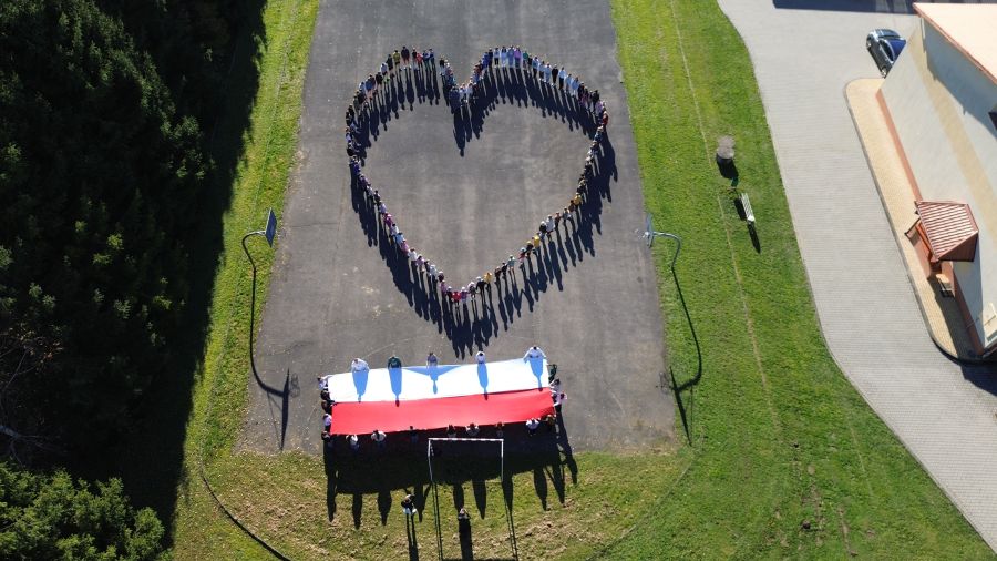 Szkolna społeczność świętuje rocznicę odzyskania niepodległości