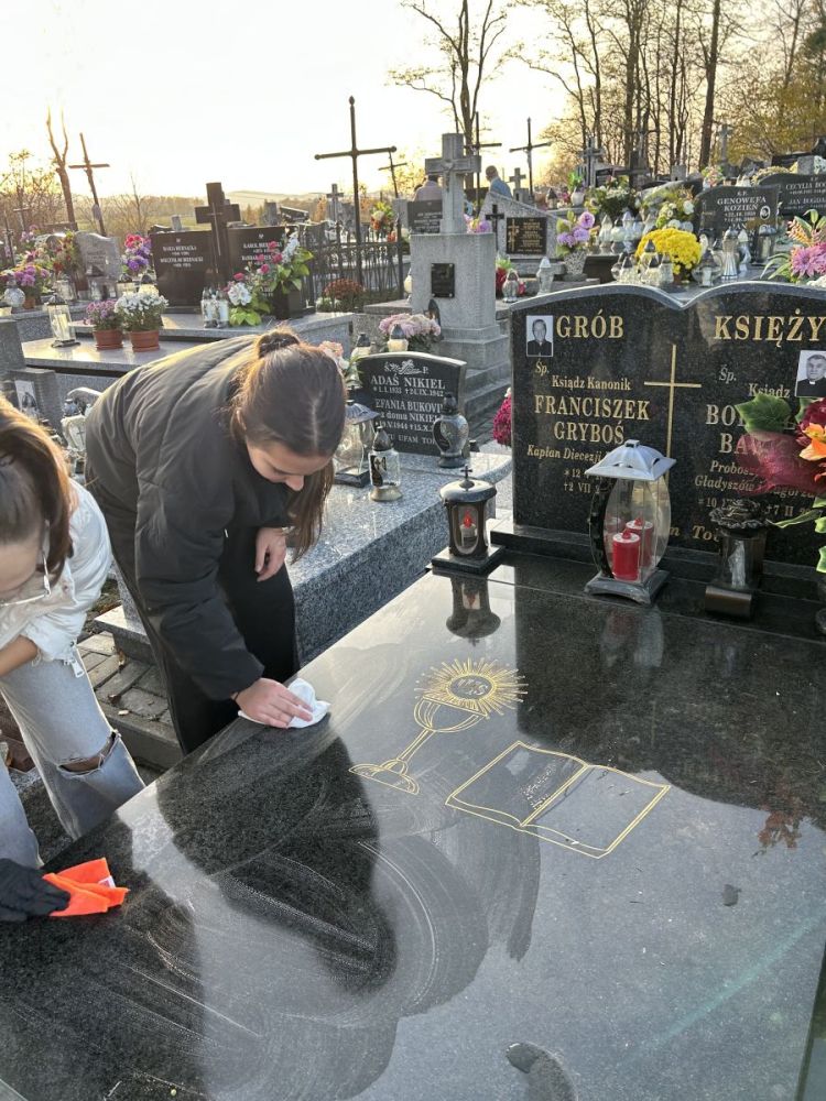 Uczniowie z Zagórzan pamiętają o zmarłych nauczycielach i kapłanach